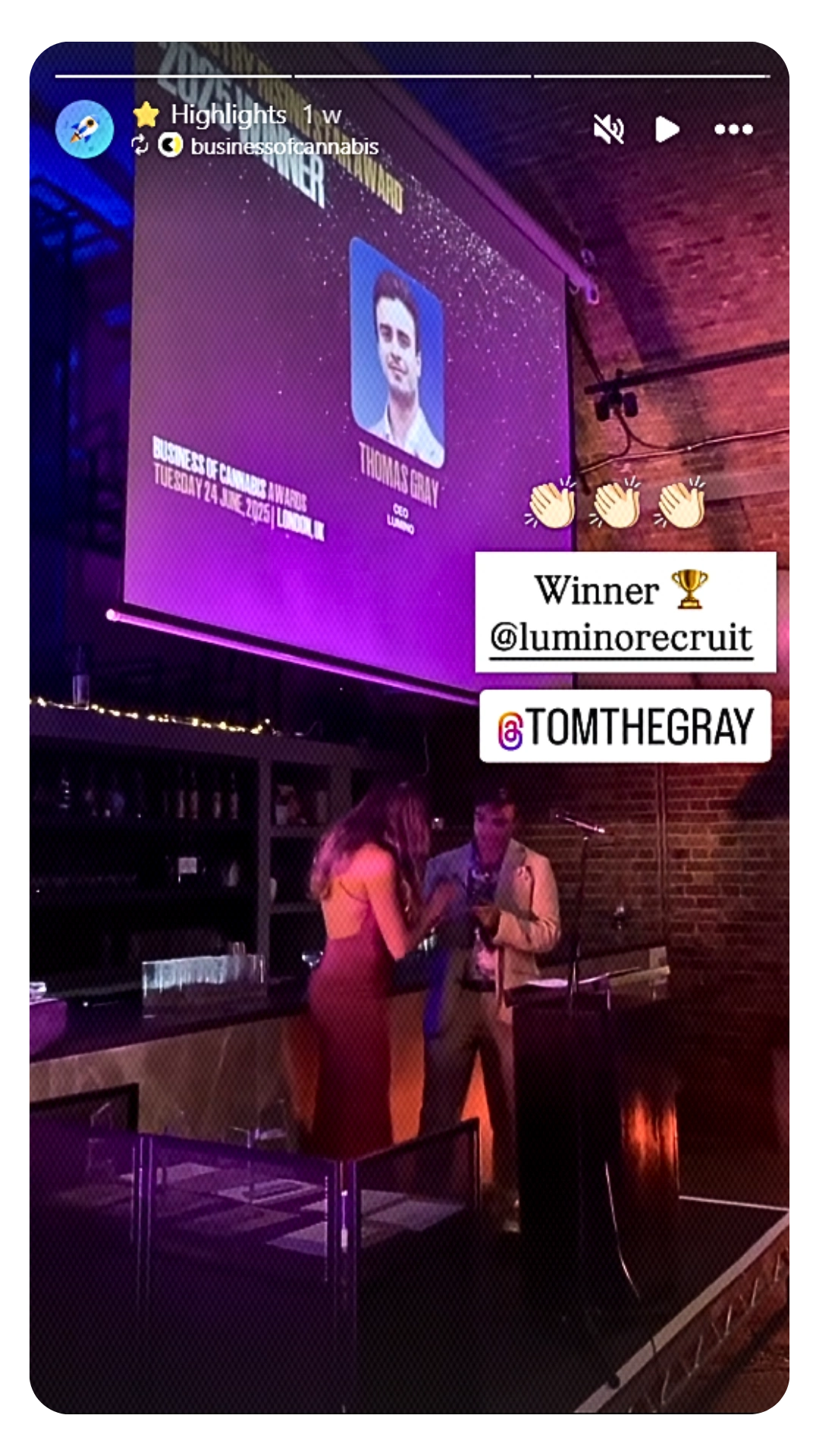 Thomas Gray, CEO von Lumino, geht auf die Bühne, um den Industry Rising Star Award der Business of Cannabis Awards 2025 entgegenzunehmen.